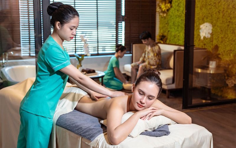 Gia đình nhỏ đang cùng tận hưởng dịch vụ massage tại nhà do Baknin Massage cung cấp.