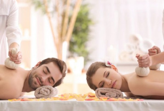 Kỹ thuật viên Baknin Massage đang chuẩn bị dụng cụ trước buổi massage tại nhà khách hàng ở quận Thanh Xuân