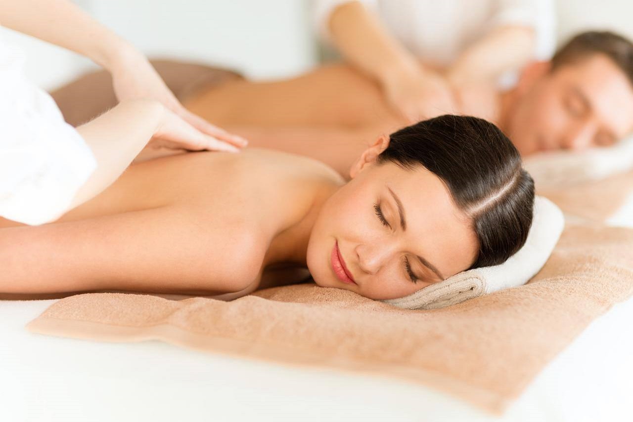 Nhân viên massage đang thực hiện dịch vụ tại nhà khách hàng ở Bắc Ninh