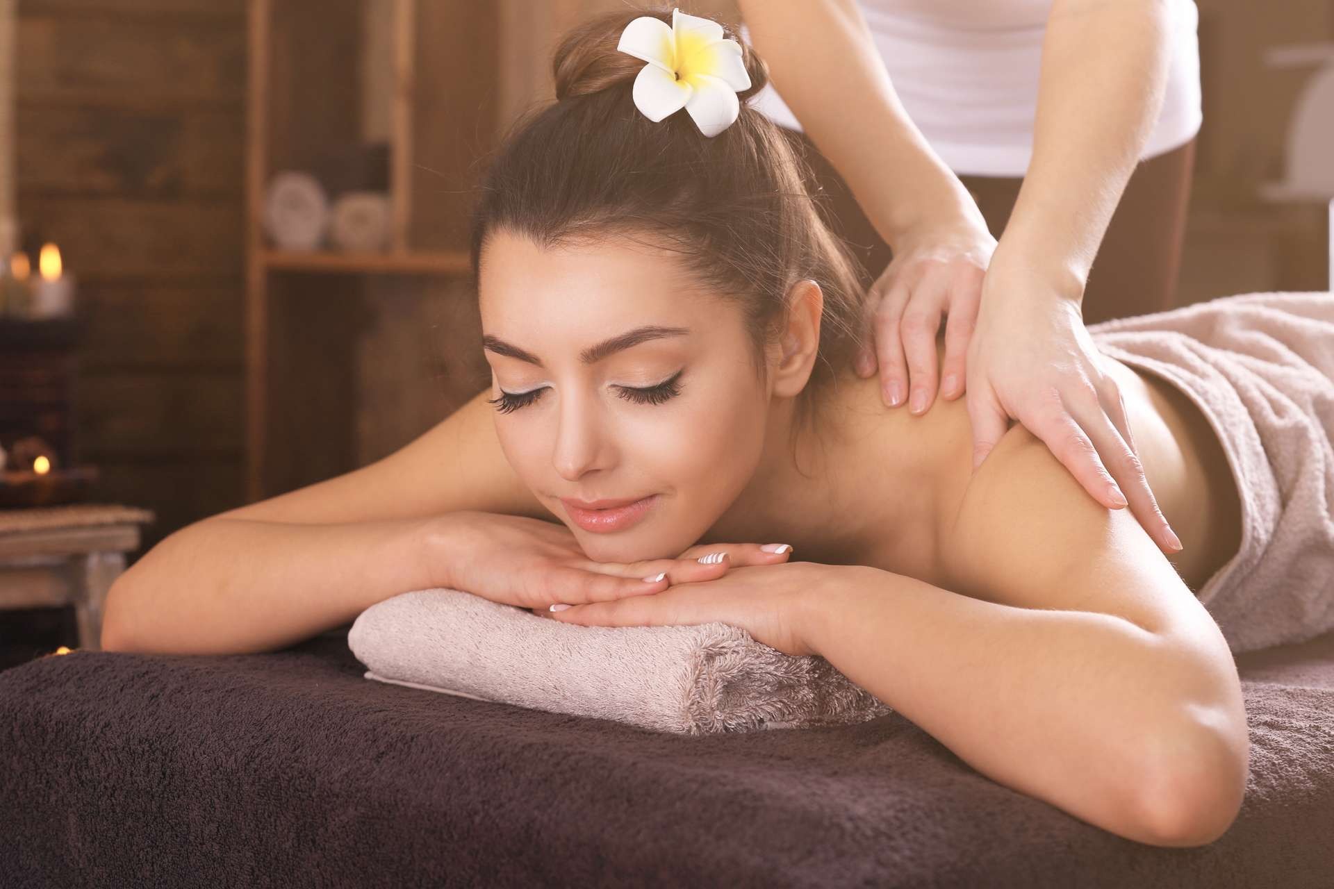 Khách hàng thư giãn với dịch vụ massage chân tại nhà