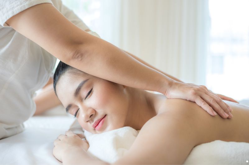 Kỹ thuật viên massage nữ đeo thẻ, mặc đồng phục của BAKNIN MASSAGE