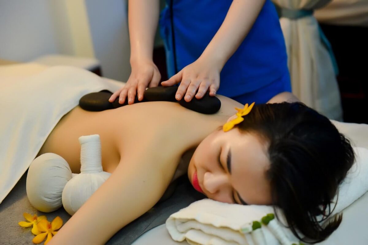Kỹ thuật viên massage đang chăm sóc khách tại khách sạn ở trung tâm TP. Bắc Ninh